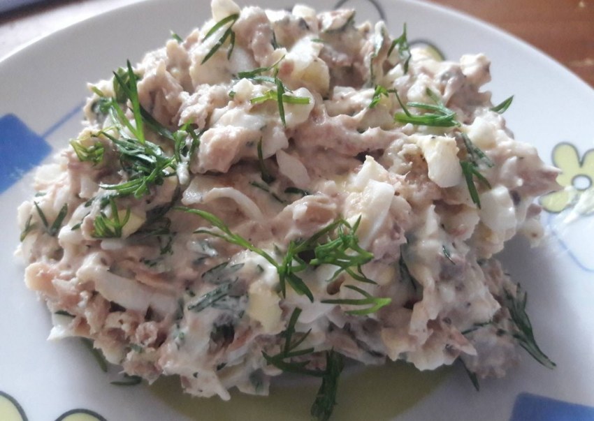 Салат с консервой сайрой и яйцом