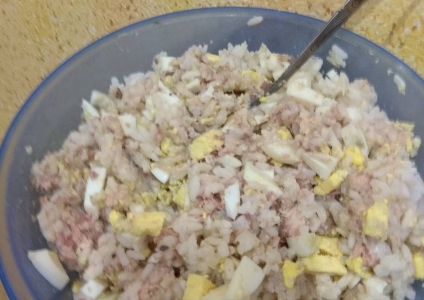 Рыбный салат из консервов с рисом и яйцом