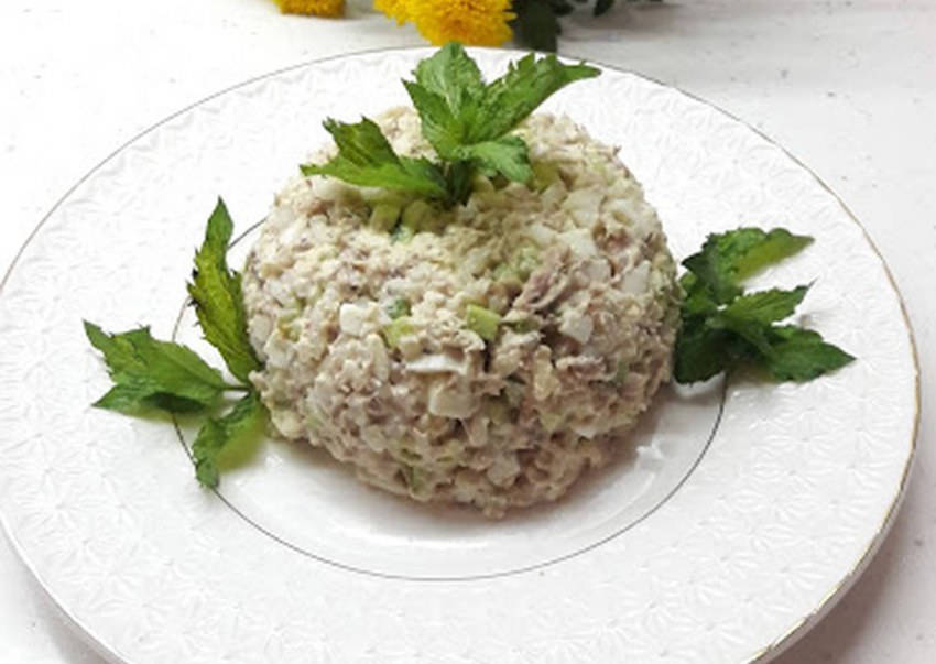Салат с консервой рыбной и яйцом и рисом