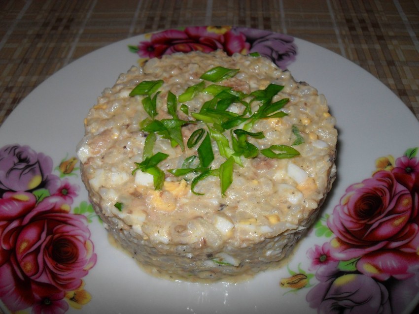 Салат с рыбой и рисом