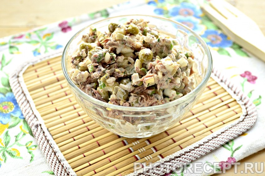 Салат с тунцом и горошком