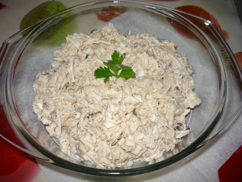 Салат со скумбрией