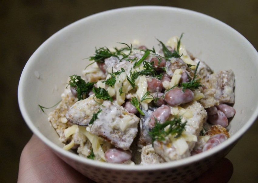 Салат кукуруза фасоль кириешки
