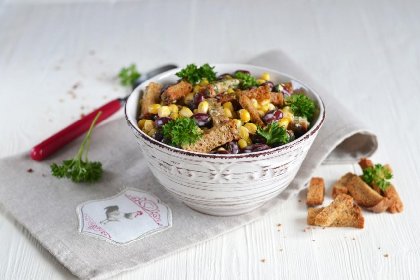 Салат с фасолью и сухариками и кукурузой