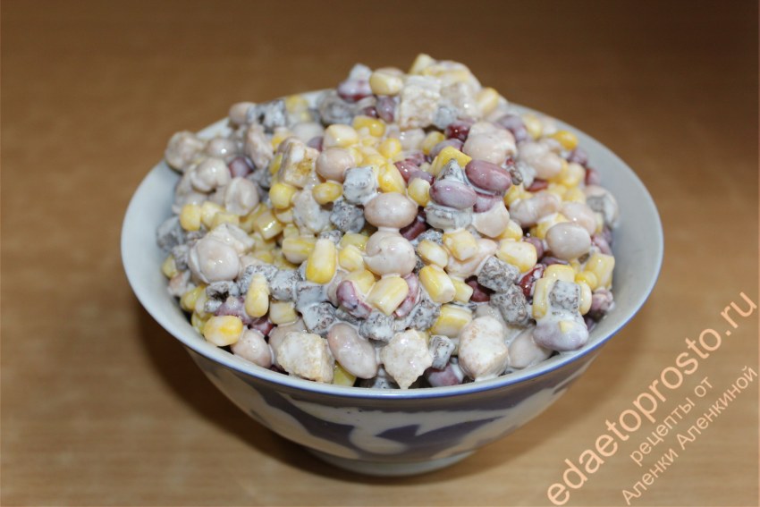 Салат с сухариками и кукурузой
