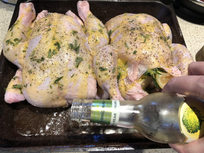 Курица целиком на бутылке