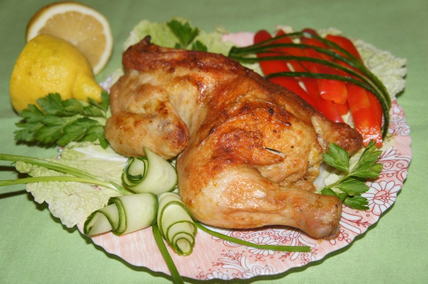 Курица в духовке лежит
