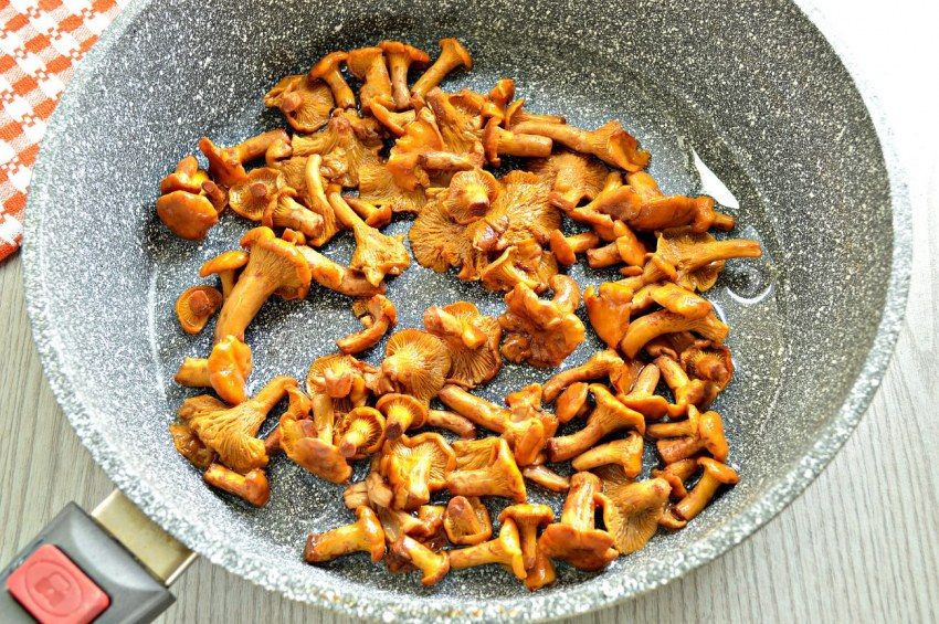 Лисички на сковороде
