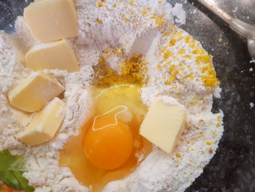 Нарезка лука кольцами и панировка в муке