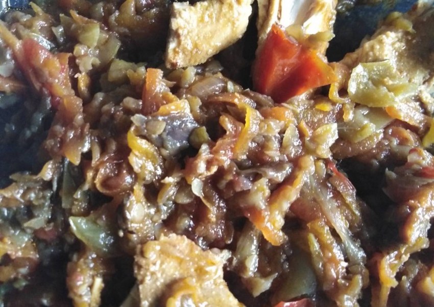 Куриное филе с баклажанами на сковороде