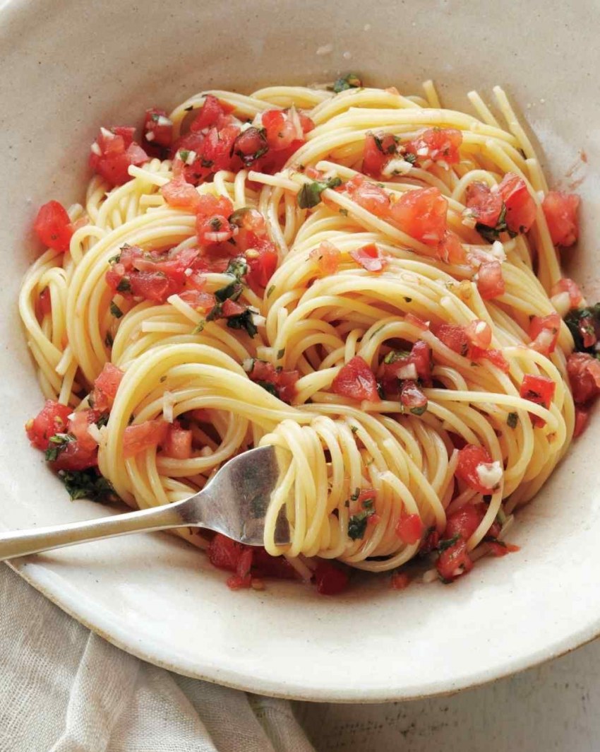 Овощи с макаронами на сковородке