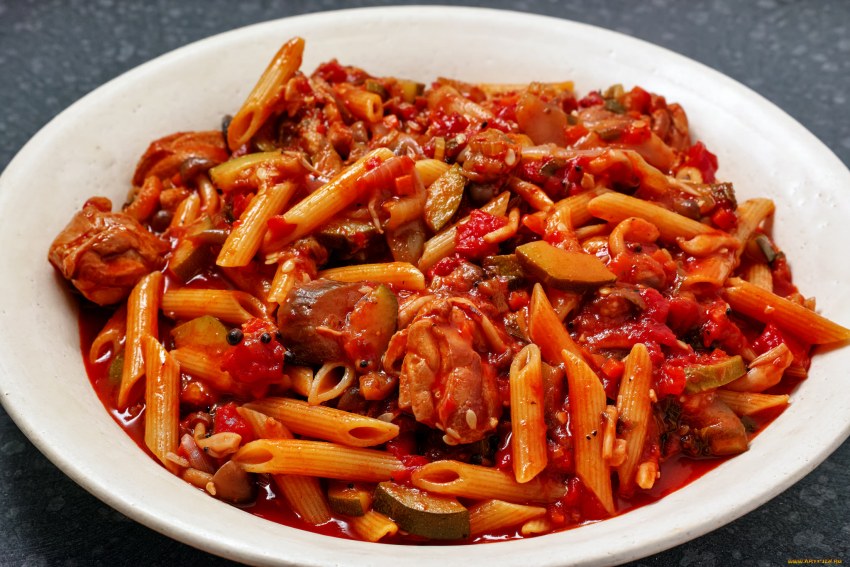 Макароны с мясом и тушеной капустой
