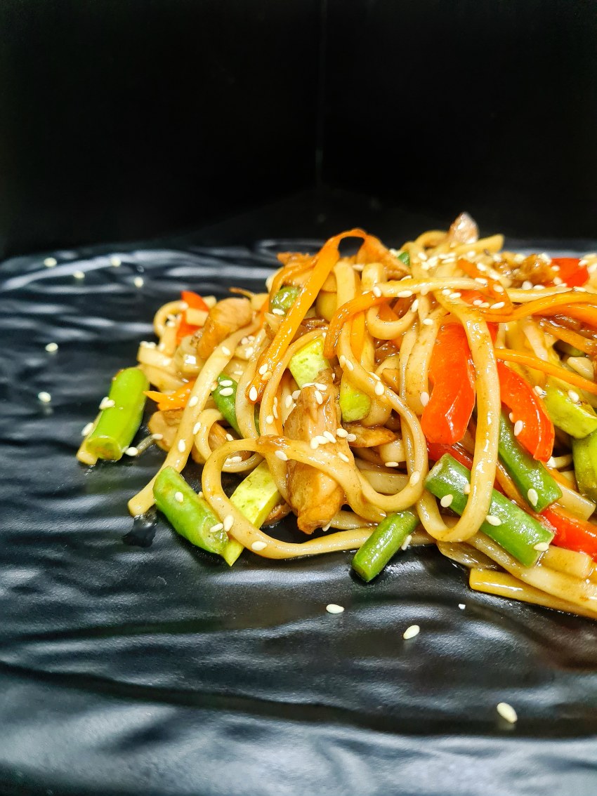 Лапша удон с курицей и овощами в соусе терияки