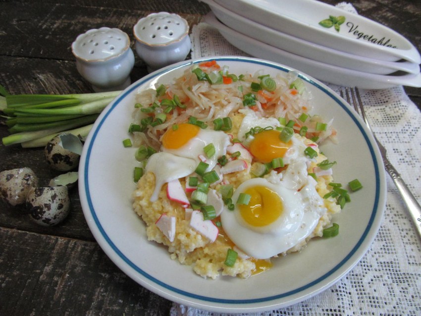 Кашу рассыпчатую с луком и шпиком