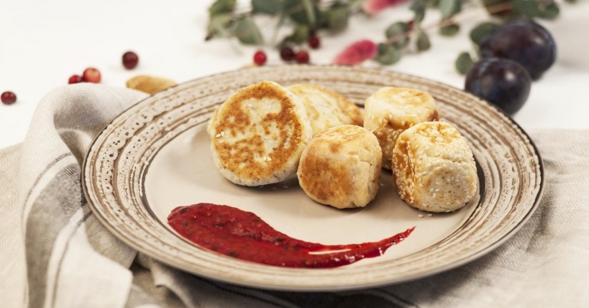Сырники с клюквенным соусом