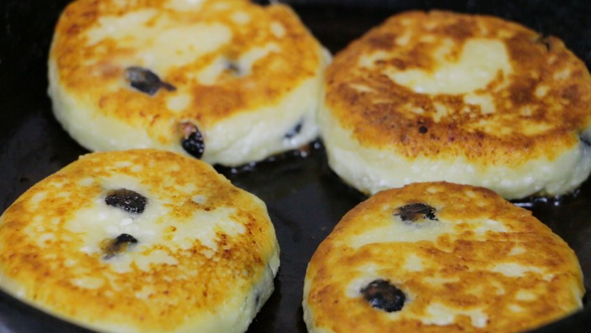 Сырники в духовке на черном фоне