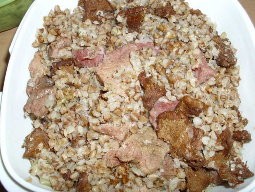Горошница с копченостями в кастрюле