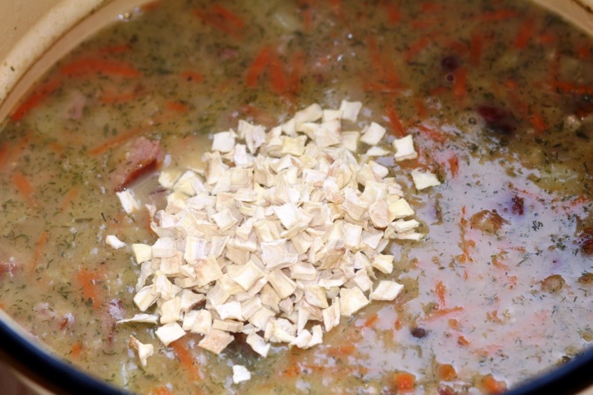 Тушёная картошка с копчёными рёбрышками