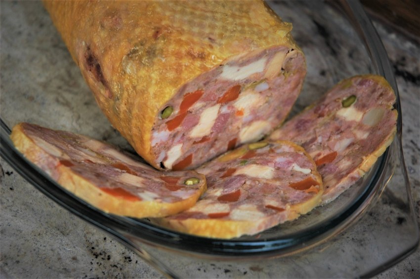 Свиной рулет с фисташками