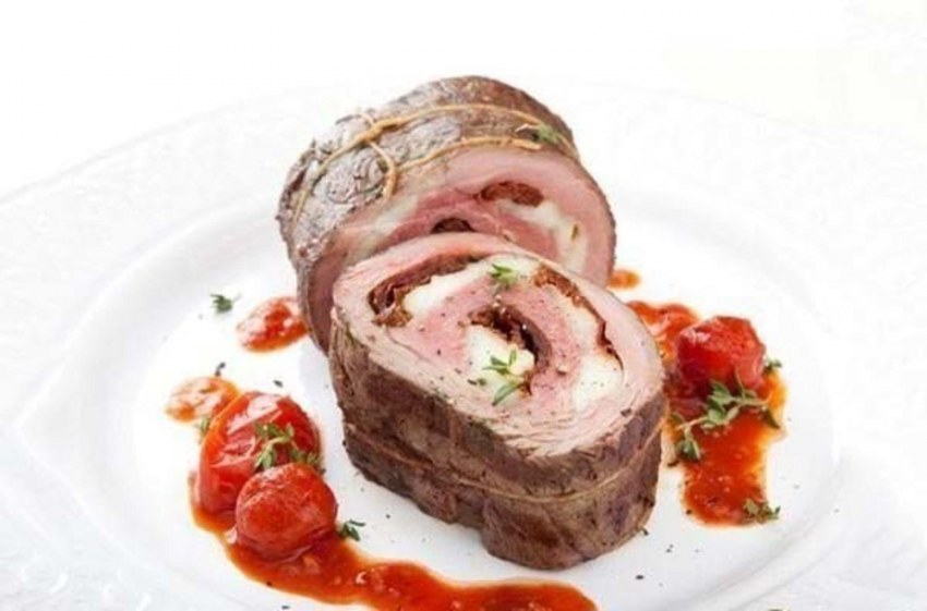 Мясной рулет с моцареллой