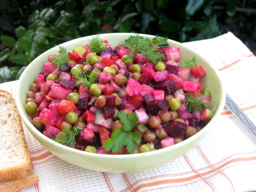 Салат из спаржи и редиски