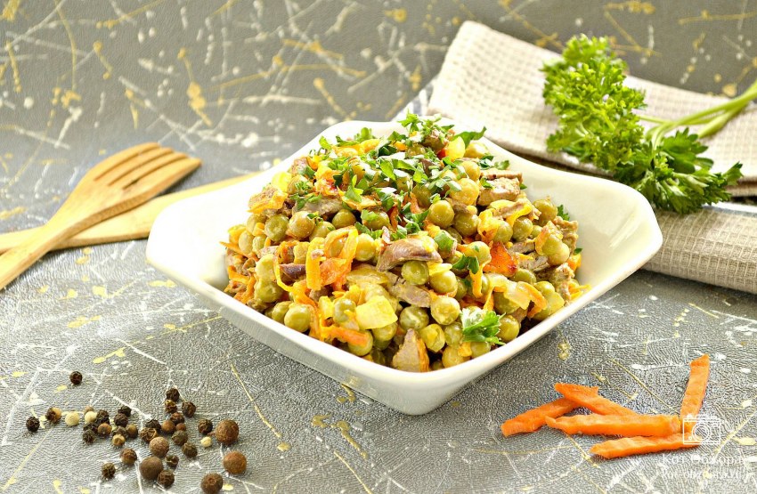 Салат с копчеными колбасками