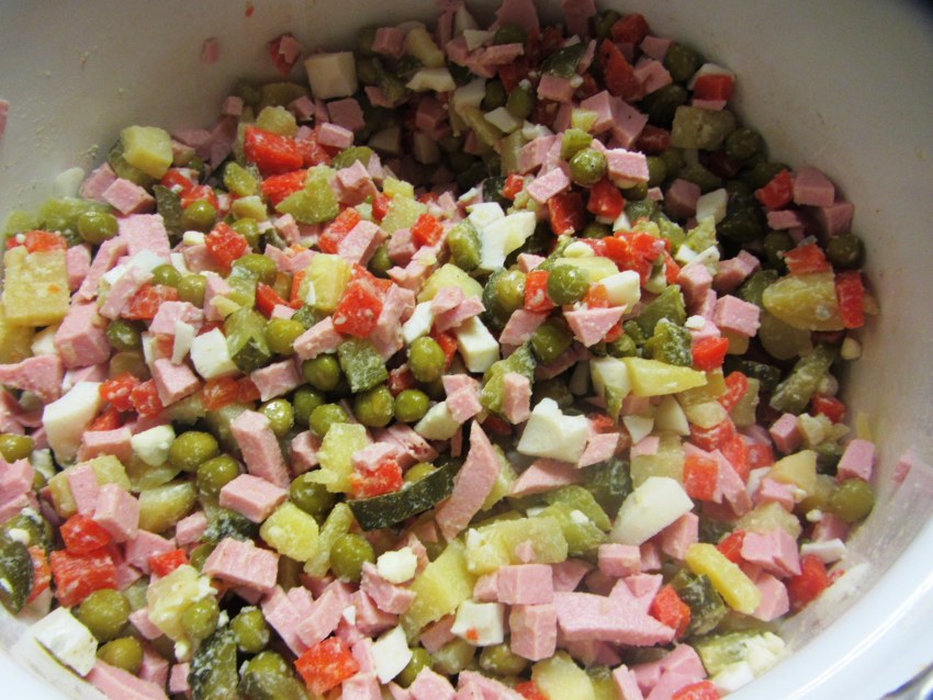 Салат со свёклой сыром и горошком
