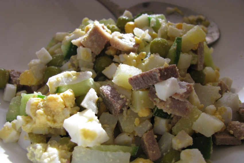 Салат с фасолью и оливками