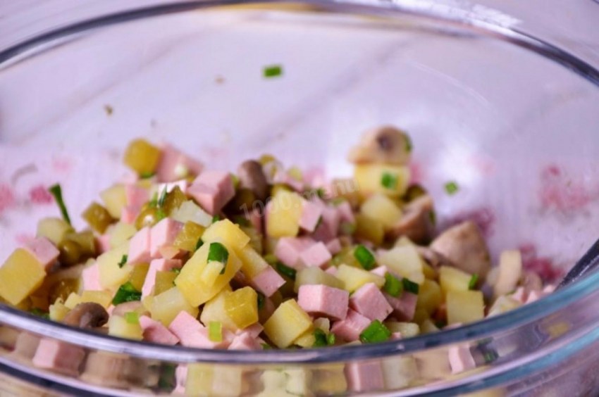 Салат мясной с горошком