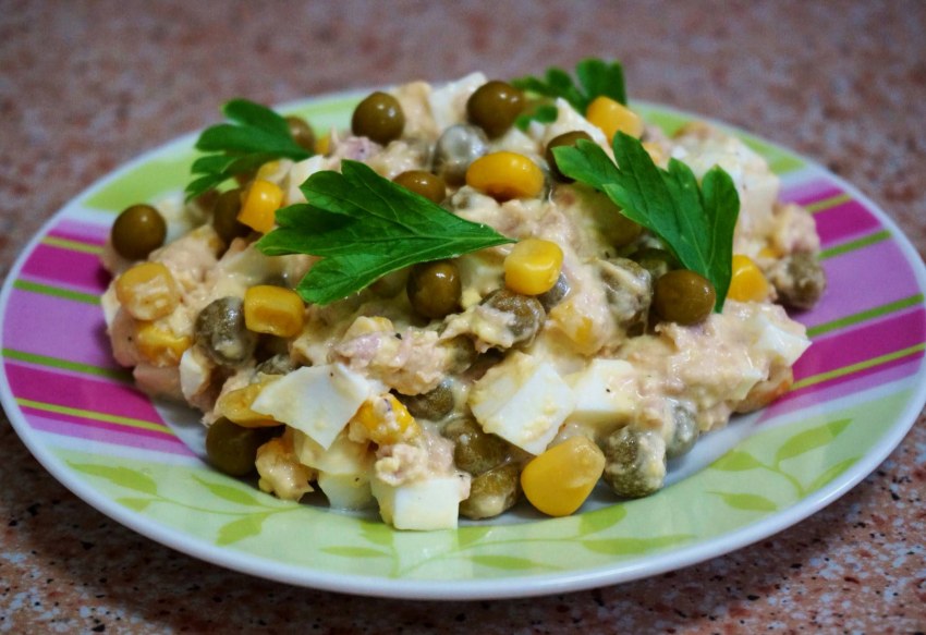 Салат с редиской и горошком
