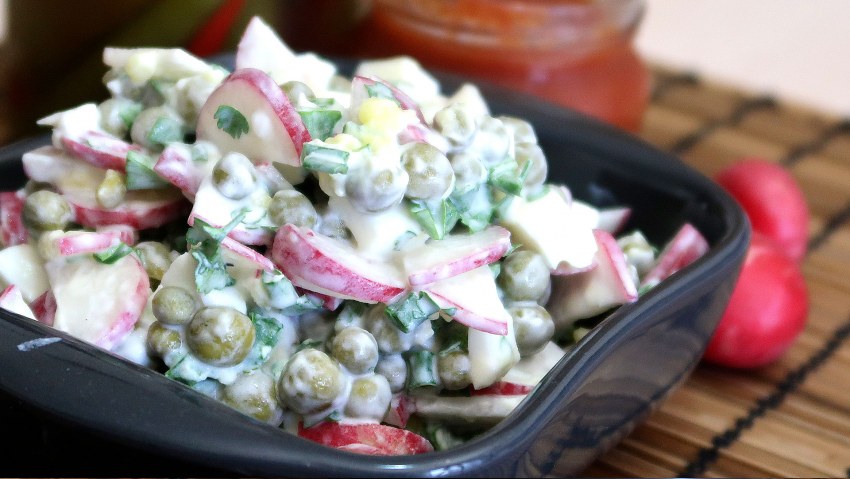Салат с пекинской капустой и горошком