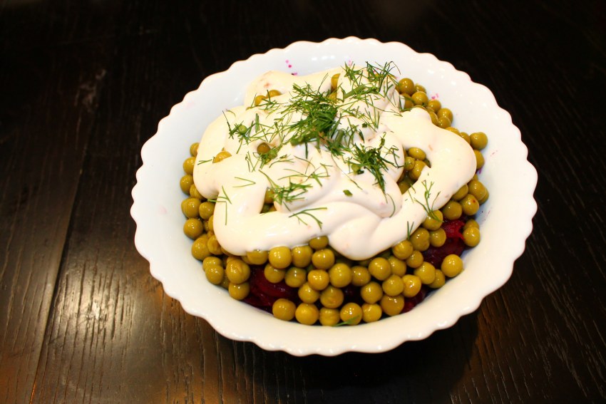 Салат с горохом и кукурузой