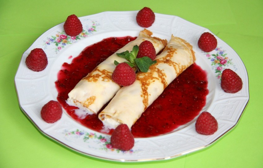 Блинчики с малиновым джемом