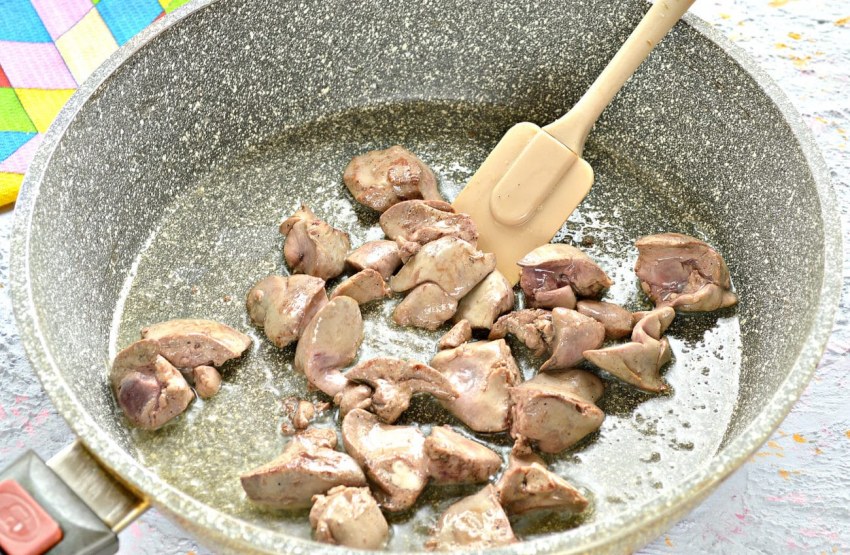 Печень куриная нарезаем