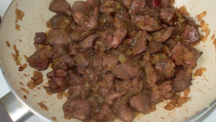 Куриная печень в кастрюле