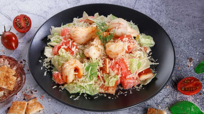 Цезарь с креветками и айсбергом