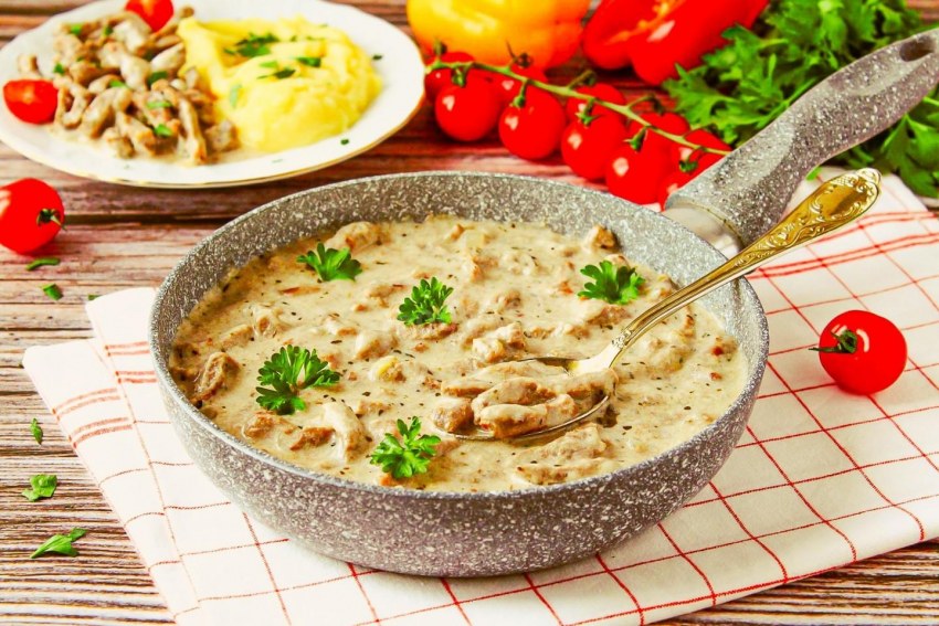 Бефстроганов из говядины со спагетти