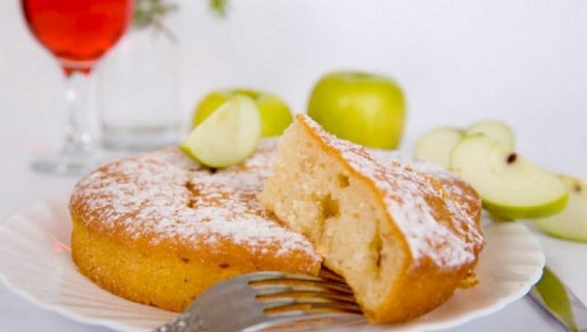 Шарлотка с яблоками в духовке