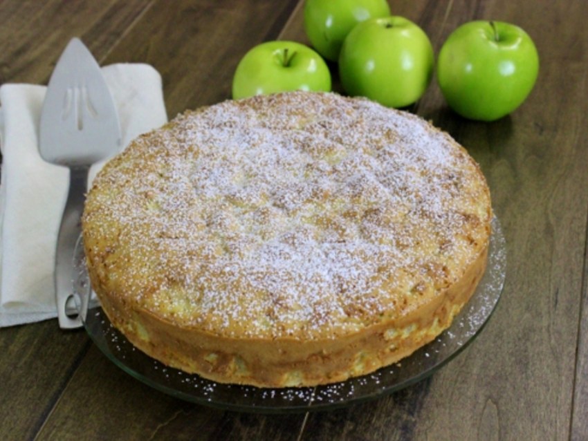 Шарлотка с яблоками на молоке
