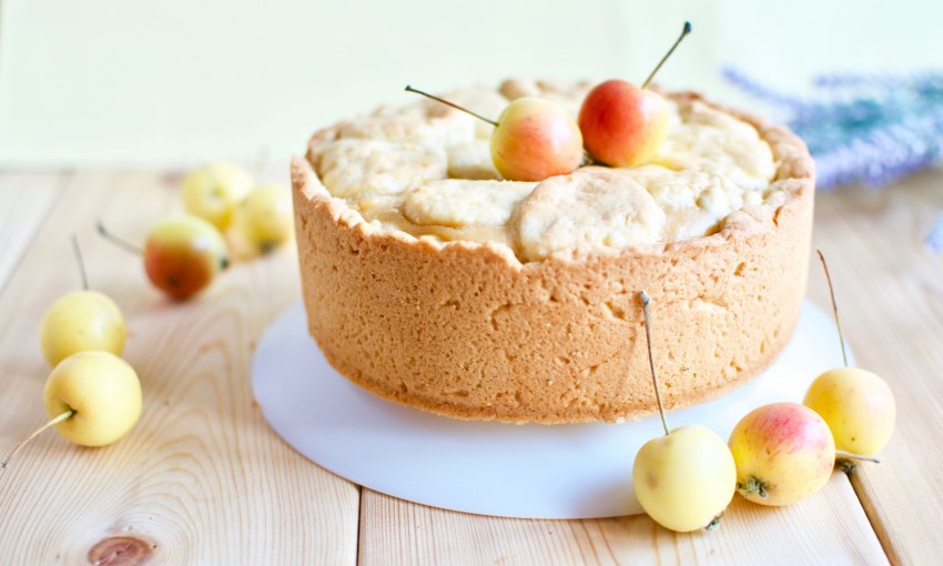 Шарлотка воздушная с яблоками в духовке
