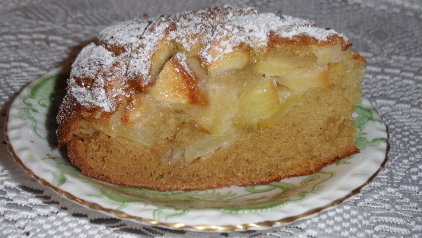 Шарлотка с яблоками в мультиварке