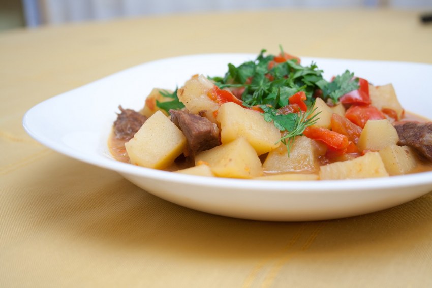 Мясо тушеное с луком морковью и перцем