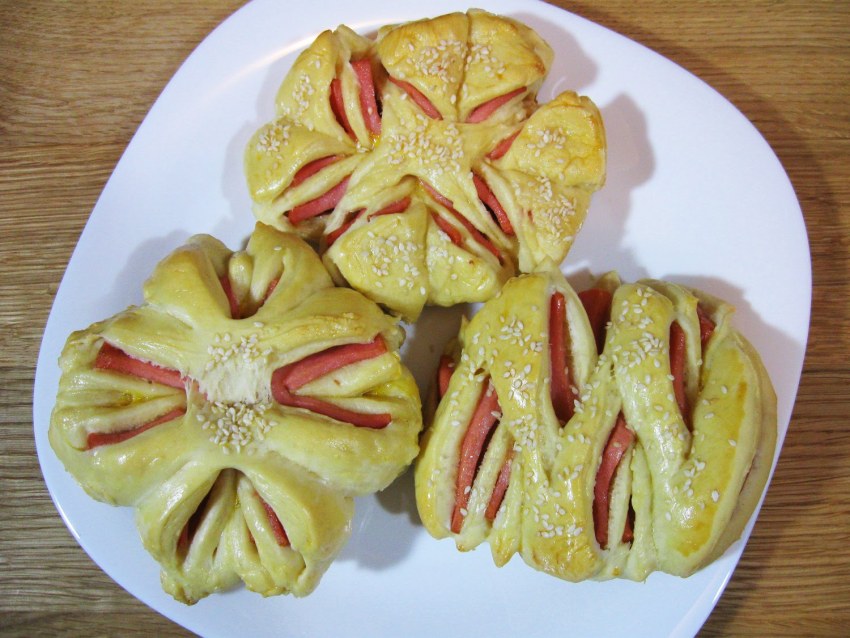 Сдобные булочки с колбасой