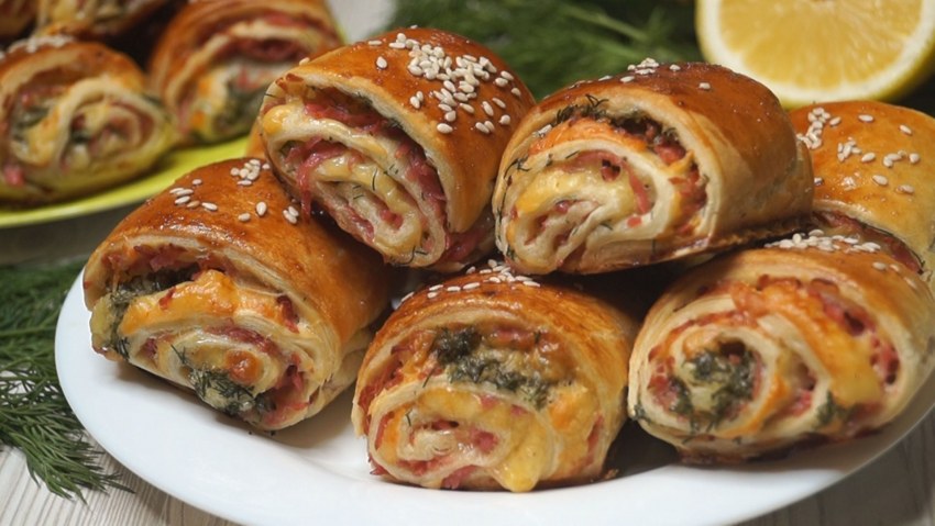 Булочки с колбасой и сыром