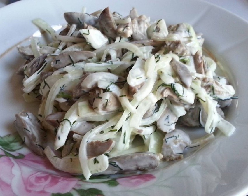 Салат с куриными сердечками