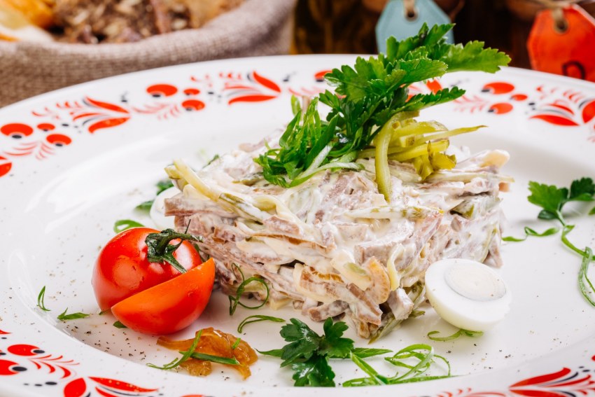 Салат с языком говяжьим и соленым огурцом