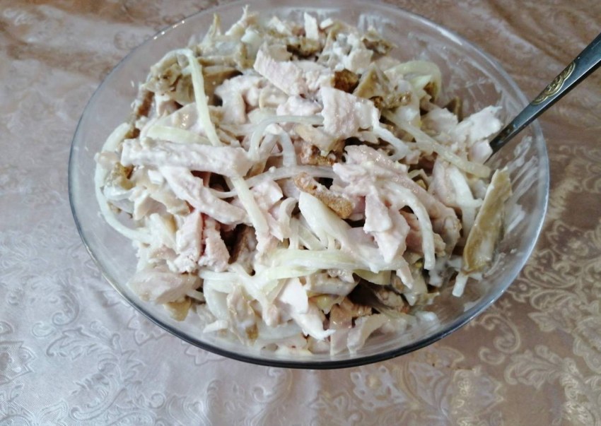 Салат маринованный лук с курицей