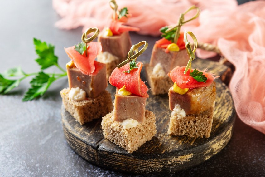 Канапе с креветками и ананасом