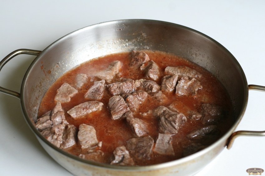 Гуляш с макаронами
