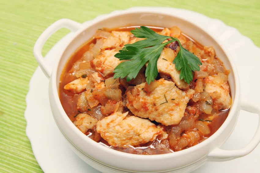 Гуляш из курицы с овощами в томатном соусе